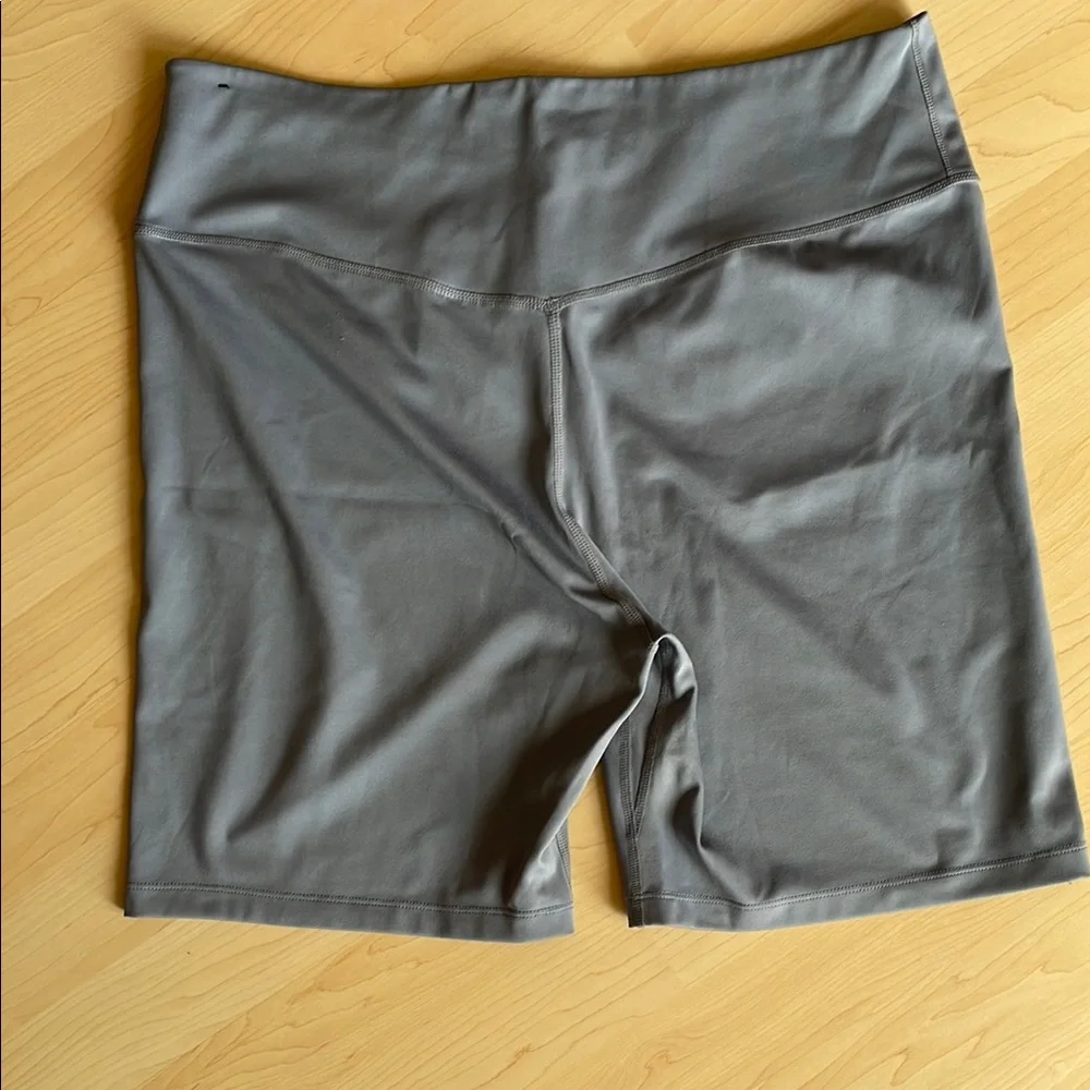 Nike Women's One High-Waisted Biker Shorts 6” Inseam - Grey - Picture 4 of 5